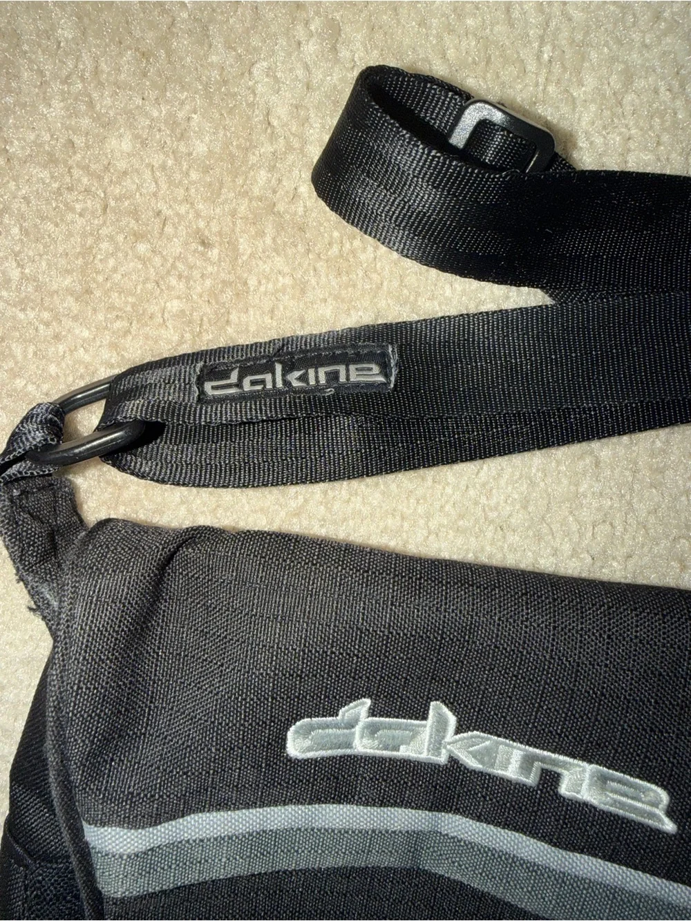 Dakine Black Gray Adjustable Crossbody Shoulder Messenger Bag Pockets Buckle